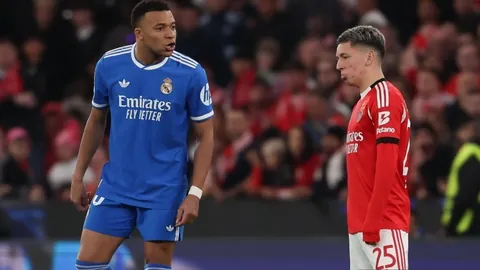 北京国安与上海上港中超第20轮对决1-1握手言和，阿兰进球洛佩斯补射扳平